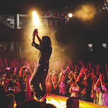 コンサートやライブイベントで、参加型の中継配信