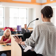 記念式典や、講演やセミナーをネットで中継