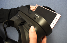 VRゴーグルにスマホを入れる
